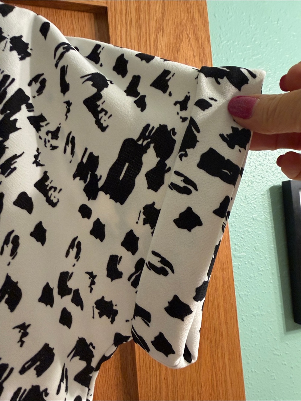 MELLODAY Black and White Abstract Spot Short Sleeve Top - Picture 3 of 5